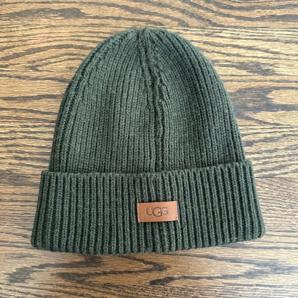 UGG Ribbed Knit Beanie Unisex OS Forest Green Soft Warm Winter Hat Leather Logo